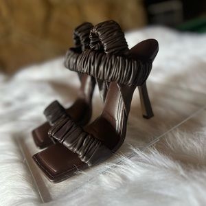 NWOT Gianni Bini Vanya Scrunched Leather Square Toe Dress Sandals